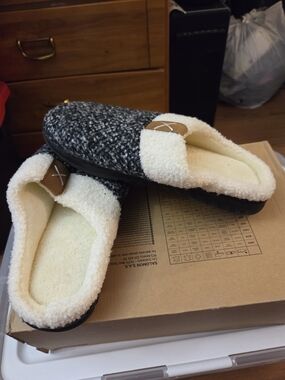 Brand New N0 Tag Plush Gray Knit Slip-On Women's Sherpa Slippers